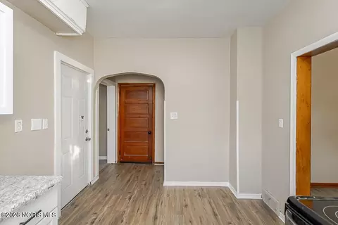 Entry Way - 933 Waverly Ave, Toledo, OH 43607 photo 2 of 4