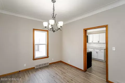 Dining - 933 Waverly Ave, Toledo, OH 43607 photo 1 of 2