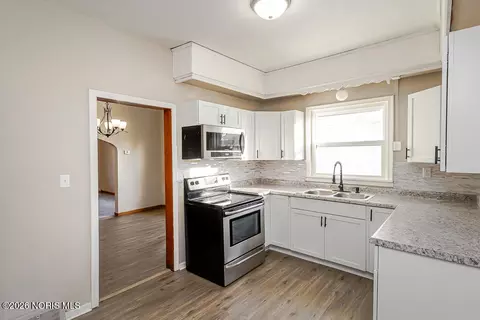Kitchen - 933 Waverly Ave, Toledo, OH 43607 photo 3 of 4