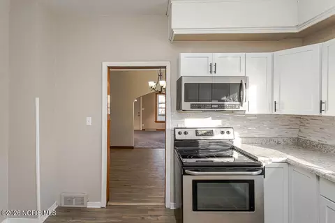 Entry Way - 933 Waverly Ave, Toledo, OH 43607 photo 1 of 4