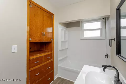 Bath - 933 Waverly Ave, Toledo, OH 43607 photo 2 of 2