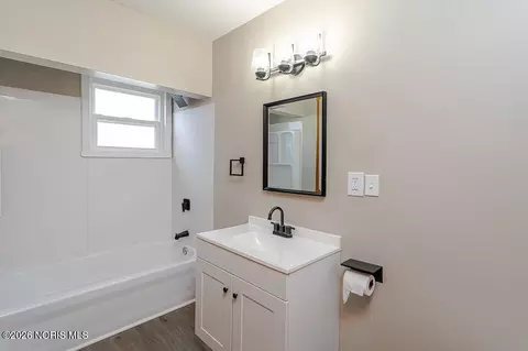 Bath - 933 Waverly Ave, Toledo, OH 43607 photo 1 of 2