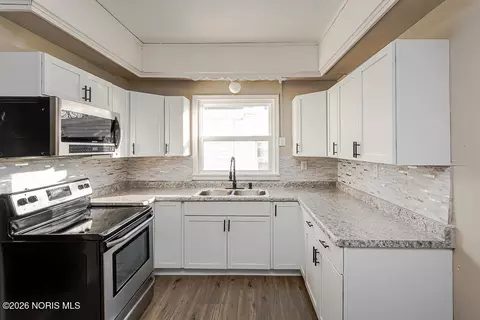 Kitchen - 933 Waverly Ave, Toledo, OH 43607 photo 2 of 4