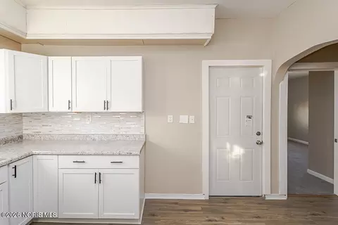 Entry Way - 933 Waverly Ave, Toledo, OH 43607 photo 4 of 4