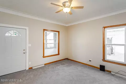 Living - 933 Waverly Ave, Toledo, OH 43607 photo 2 of 4