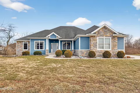 25200 Rocky Harbour Dr, Perrysburg, OH 43551