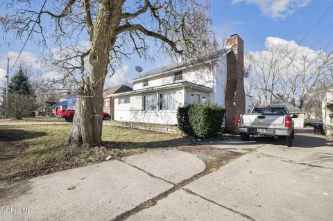 1466 Sunshine St, Oregon, OH 43616