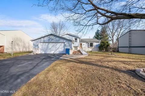 7426 Starcrest Rd, Perrysburg, OH 43551