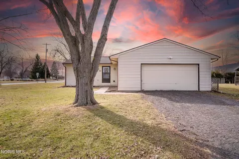384 Southwood Dr, Perrysburg, OH 43551