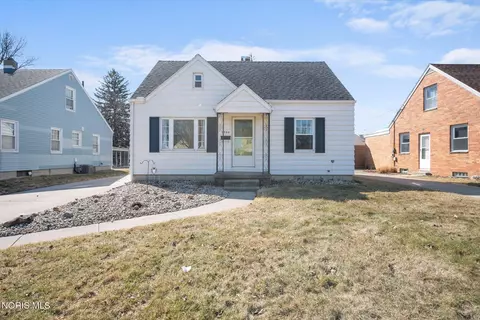 2544 Cawdor Rd, Oregon, OH 43616