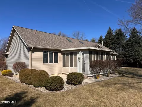 Exterior - 202 Sycamore Ln, Bryan, OH 43506 photo 2 of 3