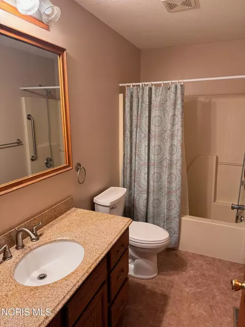 Bath - 202 Sycamore Ln, Bryan, OH 43506 photo 1 of 2