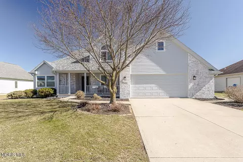 505 Pine Valley Dr, Bowling Green, OH 43402