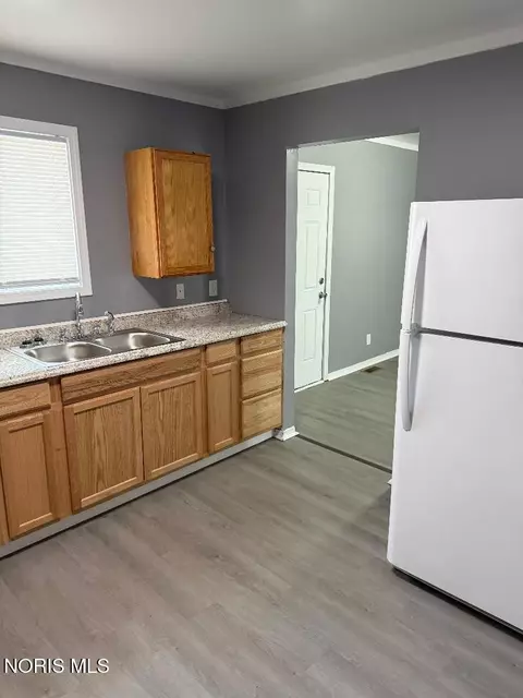 Kitchen - 207 E Bancroft St, Toledo, OH 43620 photo 2 of 2