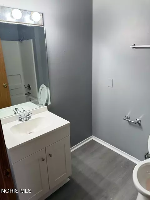 Bath - 207 E Bancroft St, Toledo, OH 43620 photo 1 of 1