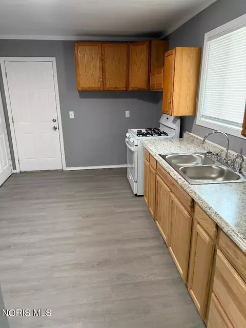 Kitchen - 207 E Bancroft St, Toledo, OH 43620 photo 1 of 2