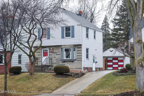 2477 Eastmoreland Dr, Oregon, OH 43616