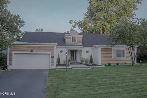 2148 Emkay Dr, Ottawa Hills, OH 43606