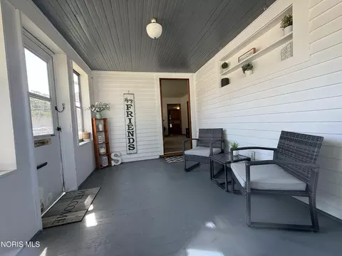 Exterior - 114 E Perry St, Walbridge, OH 43465 photo 1 of 7