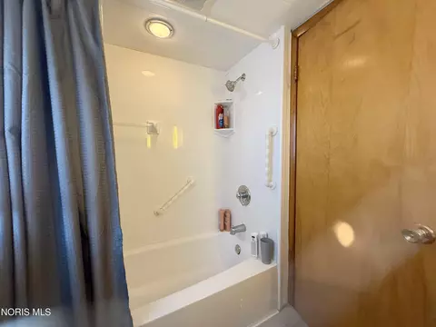 Bath - 114 E Perry St, Walbridge, OH 43465 photo 2 of 3