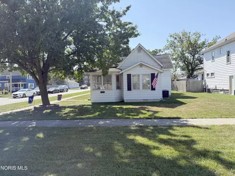 114 E Perry St, Walbridge, OH 43465