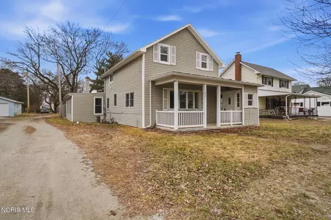 217 N East St, Bradner, OH 43406