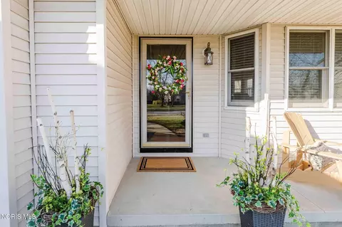 828 N Hill Trl, Findlay, OH 45840