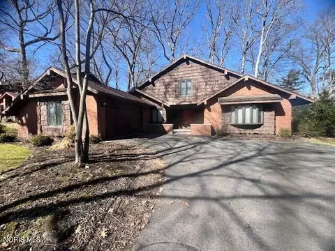 5936 Barkwood Ln, Sylvania, OH 43560