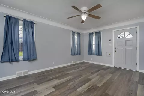 Living - 923 Mackow Dr, Toledo, OH 43607 photo 3 of 4