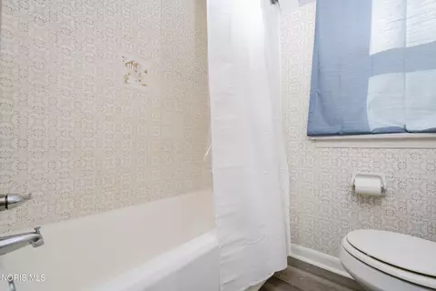 Bath - 923 Mackow Dr, Toledo, OH 43607 photo 2 of 3