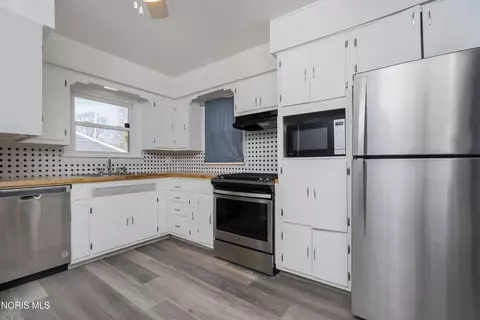 Kitchen - 923 Mackow Dr, Toledo, OH 43607 photo 1 of 2