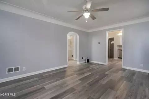 Living - 923 Mackow Dr, Toledo, OH 43607 photo 2 of 4
