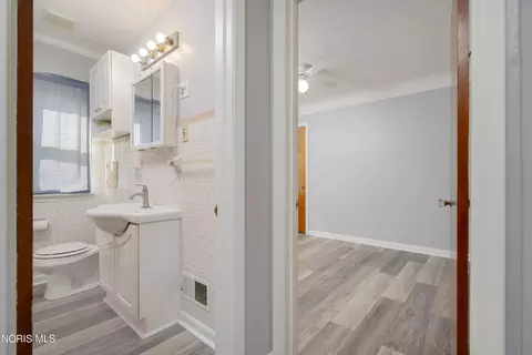 Entry Way - 923 Mackow Dr, Toledo, OH 43607 photo 2 of 3