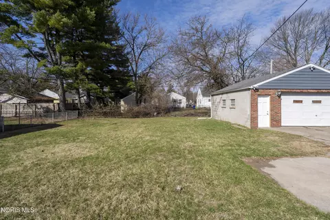 Exterior - 923 Mackow Dr, Toledo, OH 43607 photo 3 of 4