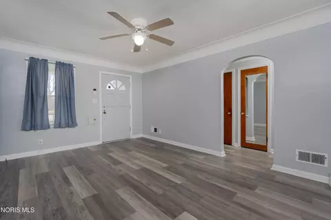 Living - 923 Mackow Dr, Toledo, OH 43607 photo 4 of 4