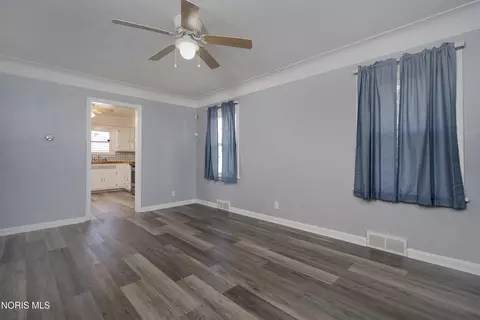 Living - 923 Mackow Dr, Toledo, OH 43607 photo 1 of 4