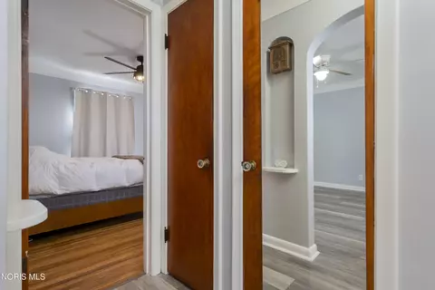 Entry Way - 923 Mackow Dr, Toledo, OH 43607 photo 3 of 3