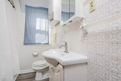 Bath - 923 Mackow Dr, Toledo, OH 43607 photo 1 of 3