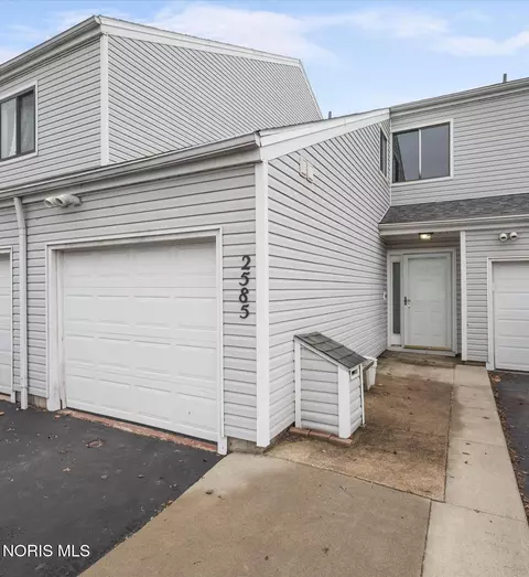 2585 W Village Dr, Toledo, OH 43614