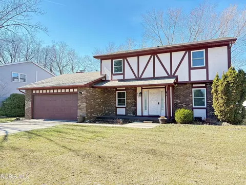 809 N Wintergarden Rd, Bowling Green, OH 43402