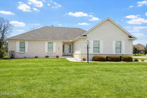 2202 Woods Edge Rd, Perrysburg, OH 43551