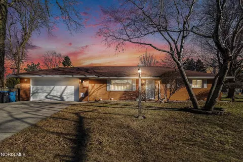 3155 Eastmoreland Dr, Oregon, OH 43616