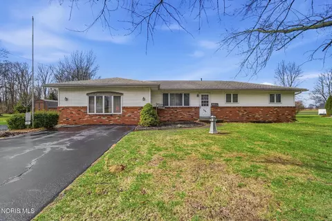 810 S Wintergarden Rd, Bowling Green, OH 43402