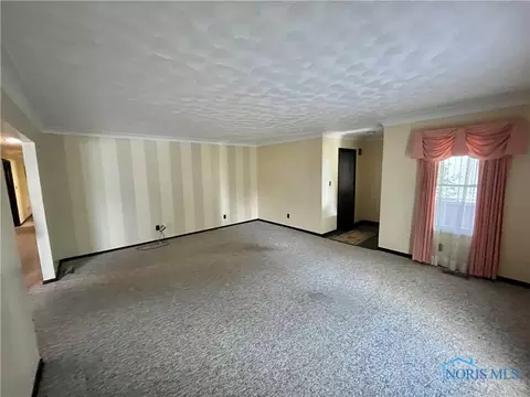 Living - 111 E Sugar St, Leipsic, OH 45856 photo 2 of 6