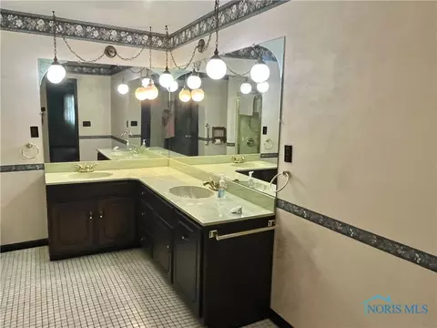 Bath - 111 E Sugar St, Leipsic, OH 45856 photo 1 of 3