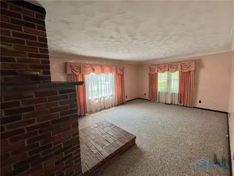 Living - 111 E Sugar St, Leipsic, OH 45856 photo 4 of 6