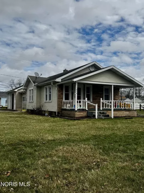 1054 Scott St, Maumee, OH 43537