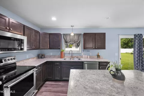 Kitchen - 433 Primrose Ln, Archbold, OH 43502 photo 3 of 3