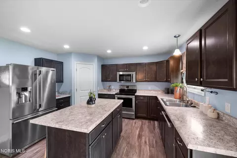 Kitchen - 433 Primrose Ln, Archbold, OH 43502 photo 2 of 3