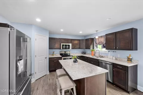 Kitchen - 433 Primrose Ln, Archbold, OH 43502 photo 1 of 3